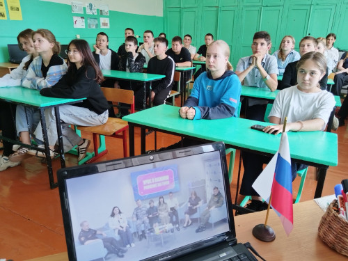 Равнение на Героя